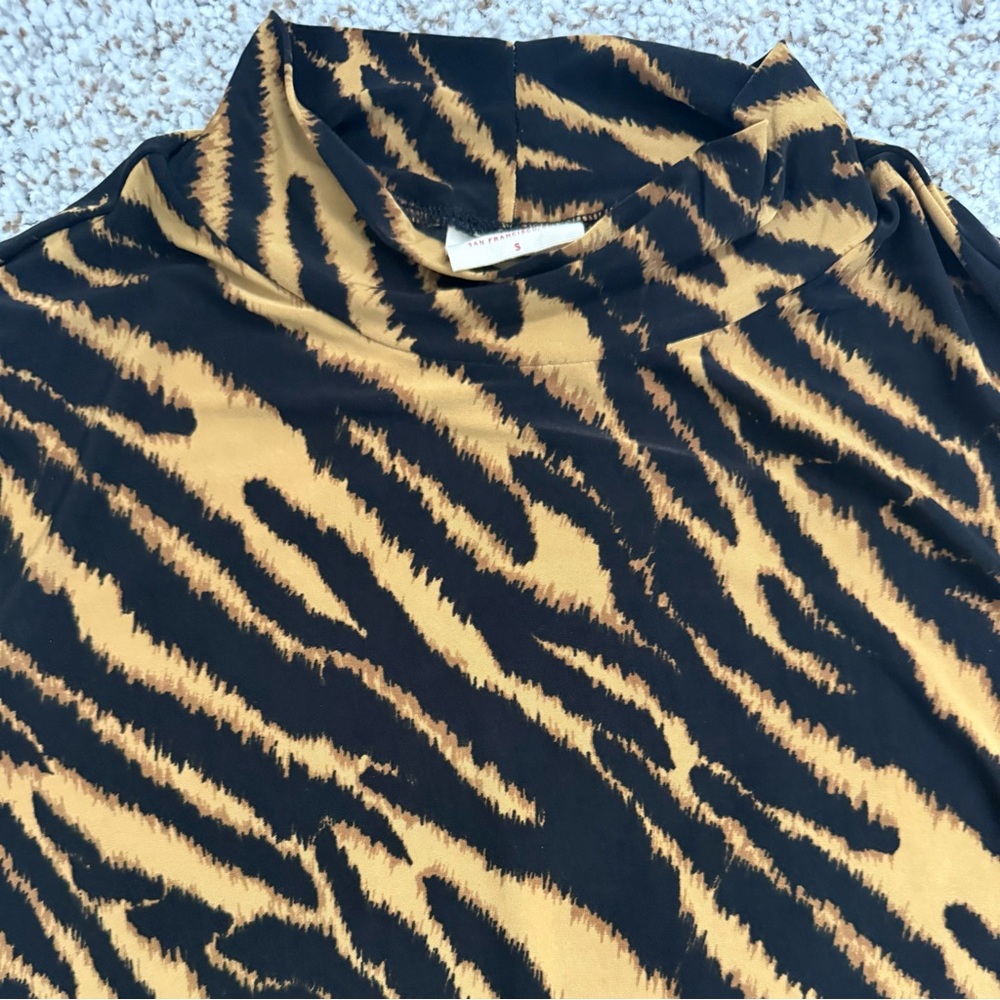 Levi's Tiger-Print Mock Neck Mammoth Second Skin Tee - Picture 7 of 7